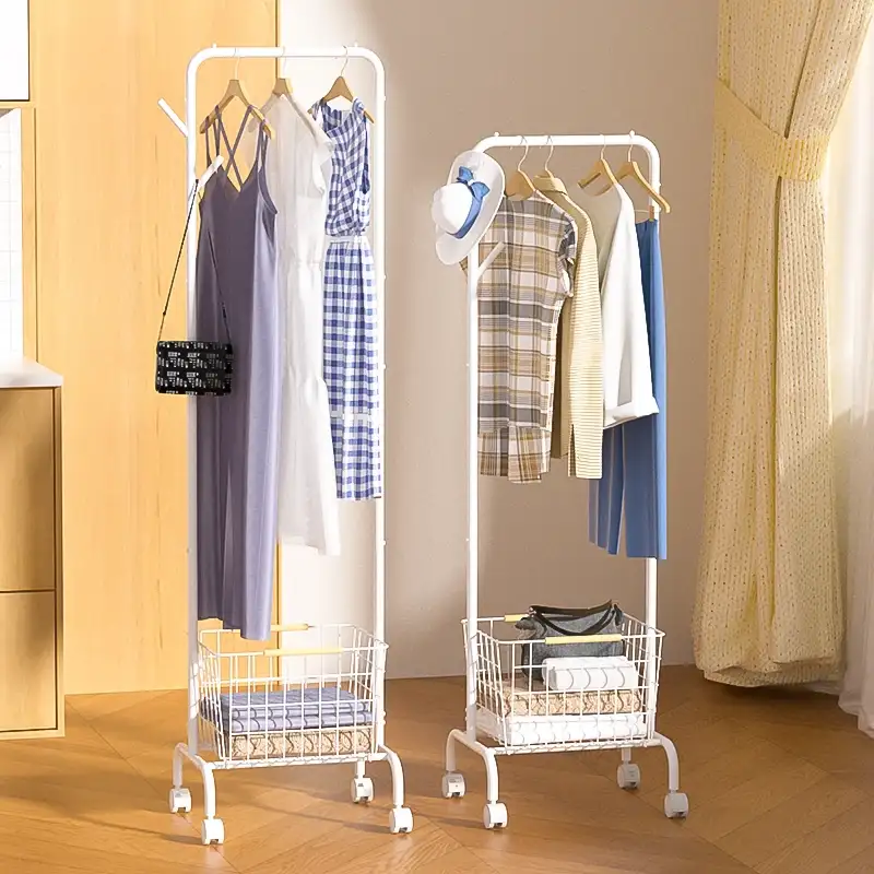 Přenosný stojan na oděvy stojící na podlaze s úložným košem Přenosný stojan na oděvy stojící na podlaze s úložným košem